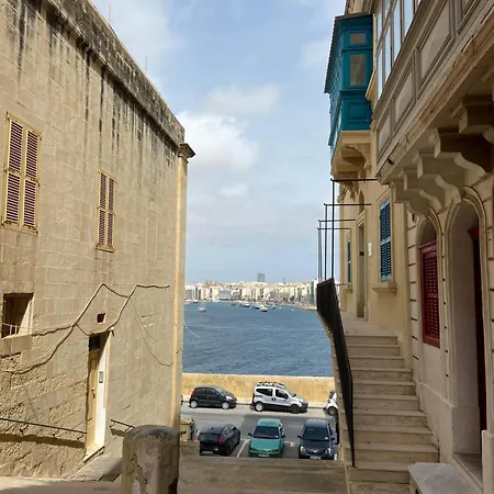 - Living The Like A Local فاليتا